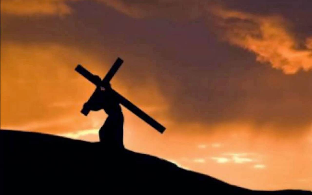 Gesù percorre la via del Calvario portando la croce