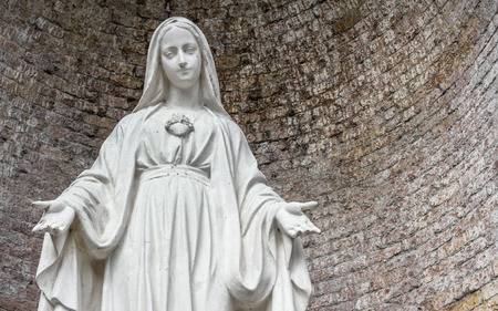 Santa Maria, madre dalle braccia aperte, prega per noi